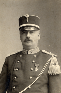 104316 Portret van J.F.E. Claringbould, geboren 1857, advocaat te Utrecht, overleden 1931. Borstbeeld van voren, in ...